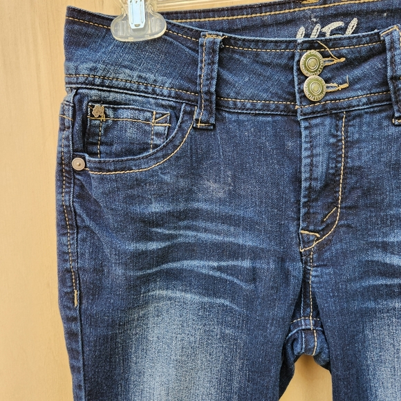 NWOT Wallflower Dark Wash Boot Cut Stretch Distressed Jeans - Size 7 - Picture 3 of 12